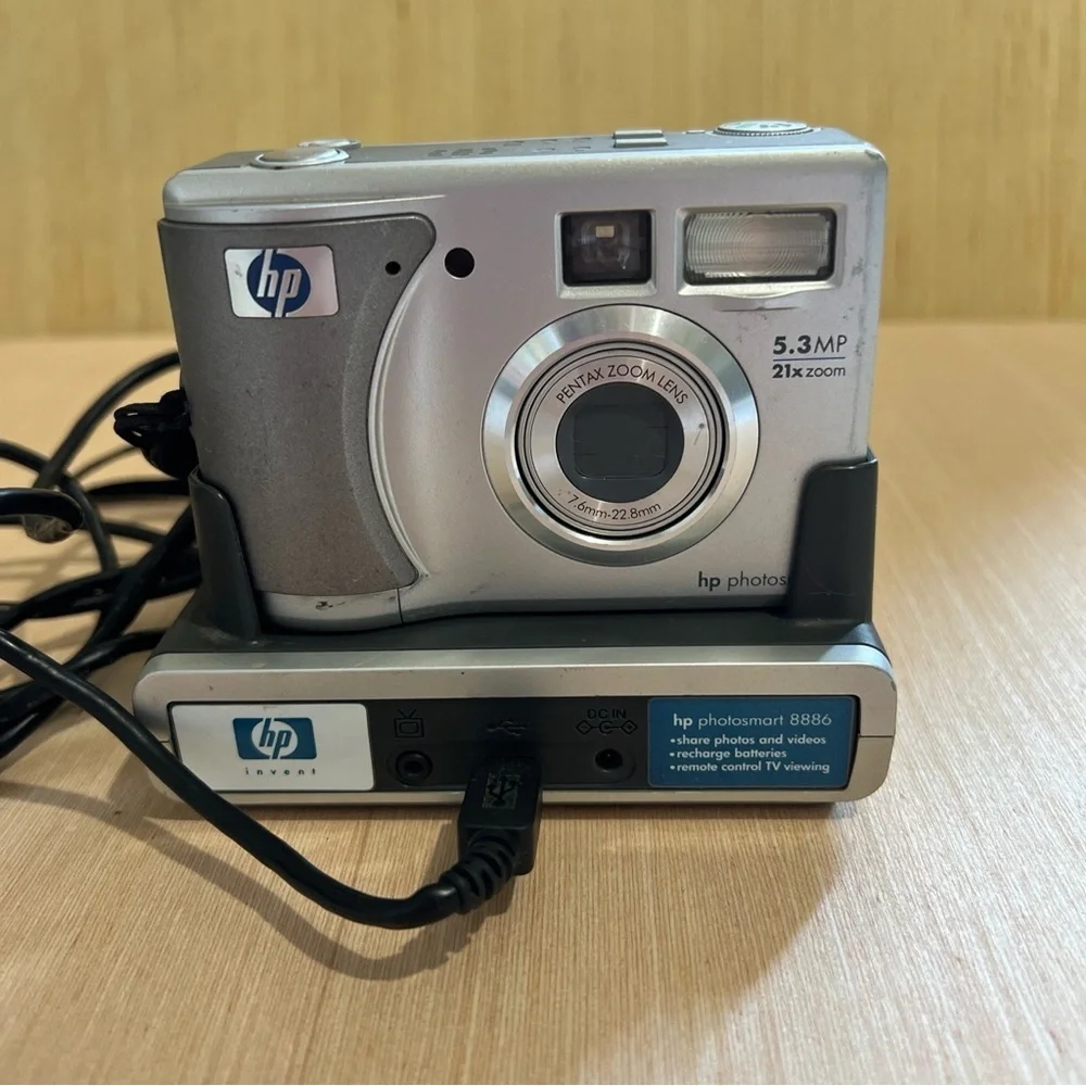 HP Photosmart 8886 Camera Tested w/Docking Station Untested Turns On-Read Below